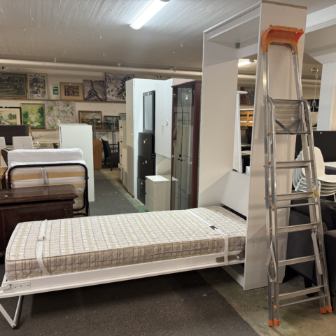 sängskåp med madrass