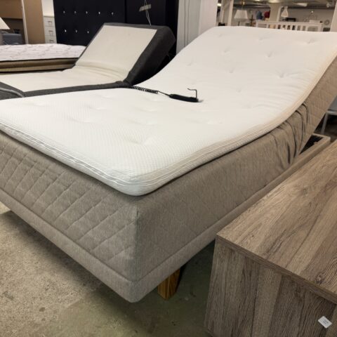 Elektriskt ställbar säng