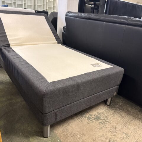 Elektriskt ställbar säng